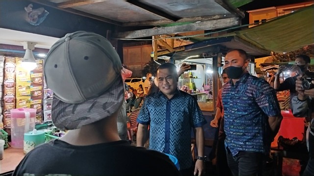 Bupati Aron berbincang dengan pelaku UMKM di Terminal Lawang Kuari Sekadau. Foto: Dina Mariana/Hi!Pontianak