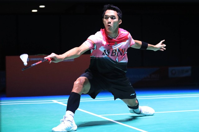 Tunggal putra Indonesia, Jonatan Christie, saat melawan Mark Caljouw, di babak 32 besar Japan Open 2022 di Maruzen Intec Arena, Osaka, Jepang, Rabu (31/8/2022). Foto: PBSI