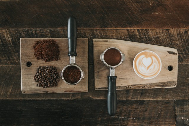 Ilustrasi kopi/cafe di jayapura yang paling hits untuk nongkrong, foto oleh Nathan Dumlao di Unsplash