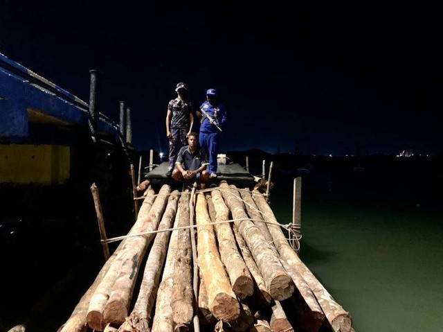 Kapal tanpa nama pengangkut ratusan batang kayu diduga ilegal saat ditangkap aparat DitPolairud Polda Kepri. (Foto: ist)