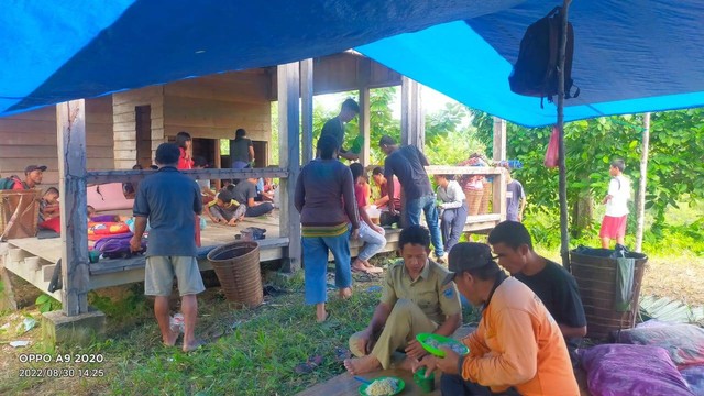 Situasi pengungsian Selasa siang, (30/8) di Desa Simatalu, salah satu desa terdampak gempa di Kecamatan Siberut Barat, Kepulauan Mentawai. (Foto dokumentasi BPBD)