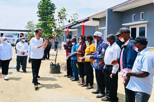 Presiden Jokowi saat meninjau kawasan rumah sehat di Jayapura, Papua, Rabu (31/8/2022). Foto: Laily Rachev/Biro Pers Sekretariat Presiden