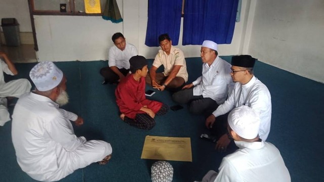 Tim Pemerintah Aceh Besar berkunjung ke Pesantren Bustanul Ulum untuk menelusuri insiden pemukulan santri. Foto: Humas Aceh Besar  