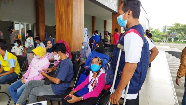 Suhartono mengantar rombongan difabel pada acara vaksinasi di Gedung Olah Raga (GOR) Universitas Negeri Yogyakarta (UNY) beberapa waktu lalu. (Foto: Dok. Pribadi)