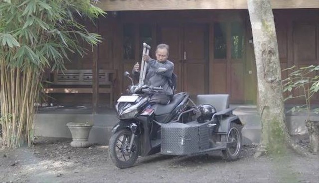 Suhartono berangkat bekerja dengan motor roda tiga. Foto: Dok. Nu Skin Indonesia