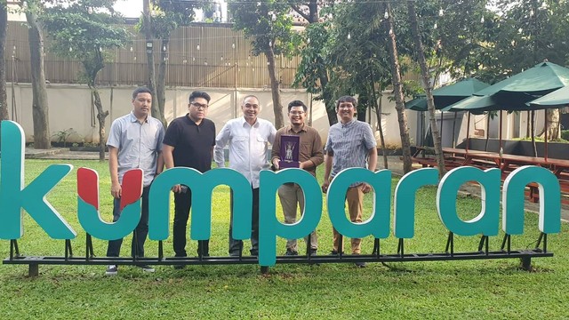 VP of Content Synchronization kumparan Ikhwanul Habibi (kedua kanan) dan Redaktur Daerah Reza Aditya (kanan) foto bersama Bupati Tangerang Ahmed Zaki Iskandar (tengah) saat berkunjung ke kantor kumparan, Rabu (31/8/2022). Foto: Reza Aditya Ramadhan/kumparan