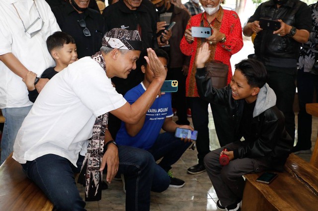 Gubernur Jawa Tengah Ganjar Pranowo bertemu Farel Prayoga saat berkunjung ke Banyuwangi, Minggu (28/8).  Foto: Dok. Istimewa