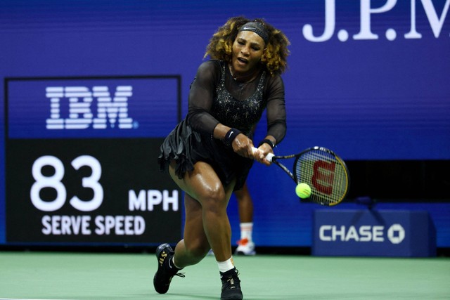 Serena Williams saat melawan Danka Kovinic dari Montenegro selama pertandingan putaran pertama tunggal putri US Open di USTA Billie Jean King National Tennis Center di New York.  Foto: Mike Segar/REUTERS