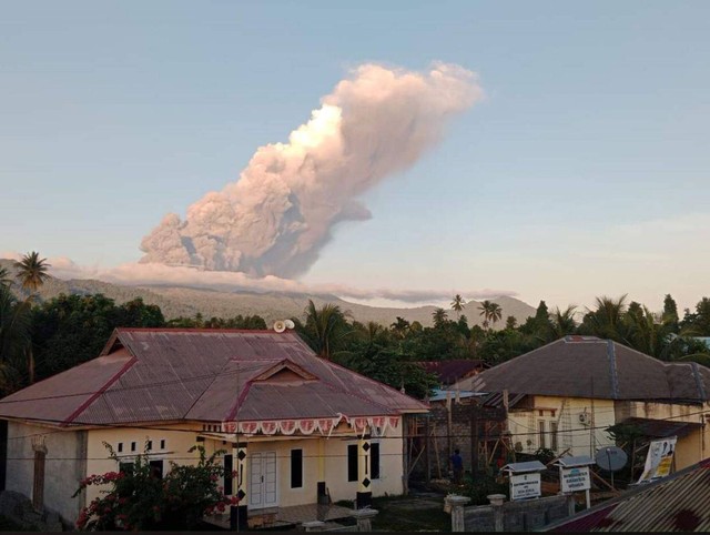 Kondisi semburan Gunung Dukono Tobelo dilihat dari arah pemukiman warga. Foto: Istimewa