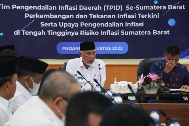 Gubernur Sumbar Mahyeldi memimpin rapat TPID di kantor BI Sumbar, Padang, Rabu (31/8/2022). Sumber: Diskominfotik Sumbar