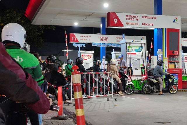 Pengendara mengisi bahan bakar minyak (BBM) di SPBU kawasan Kuningan, Jakarta, Rabu (31/8/2022).
 Foto: Jamal Ramadan/kumparan