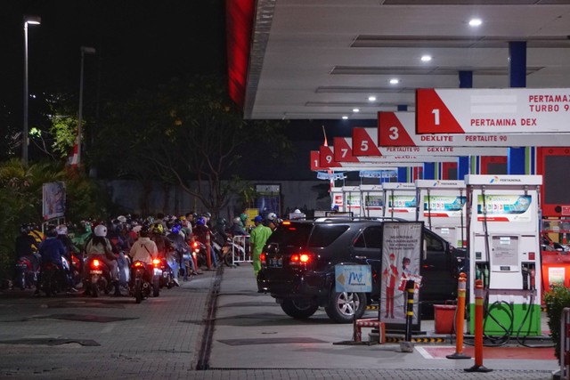 Pengendara mengisi bahan bakar minyak (BBM) di SPBU kawasan Kuningan, Jakarta, Rabu (31/8/2022).
 Foto: Jamal Ramadan/kumparan
