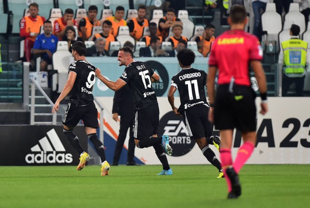 Pemain Juventus Dusan Vlahovic merayakan gol pertama mereka bersama rekan setim saat pertandingan Serie A di Allianz Stadium, Turin, Italia. Foto: Massimo Pinca/Reuters