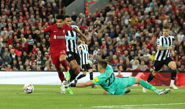 Pemain Liverpool Luis Diaz duel dengan Nick Pope dari Newcastle United saat pertandingan Liga Premier di Anfield, Liverpool, Inggris. Foto: Phil Noble/Reuters