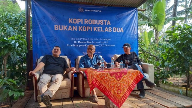 Pemantik diskusi tentang kopi robusta, pakar kopi dunia Manuel Diaz (tengah) dan CEO Akartana Rizal Dharyono Kertosastro (kiri). Foto: Aisyah Nawangsari