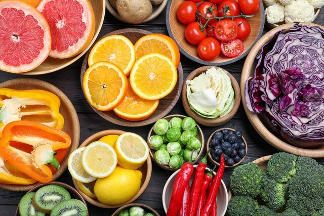 Illustration of foods high in vitamin C. Photo: Shutterstock