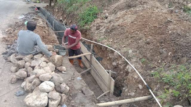 Proyek drainase di Desa Tenga Kecamatan Tenga Kabupaten Minahasa Selatan (Minsel) diduga menggunakan material yang tidak sesuai peruntukan. 