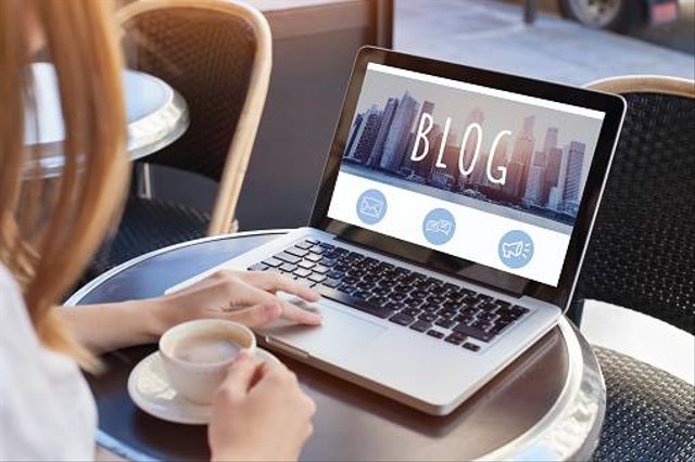 Ilustrasi memasang jam untuk blog. Foto: Unsplash.com