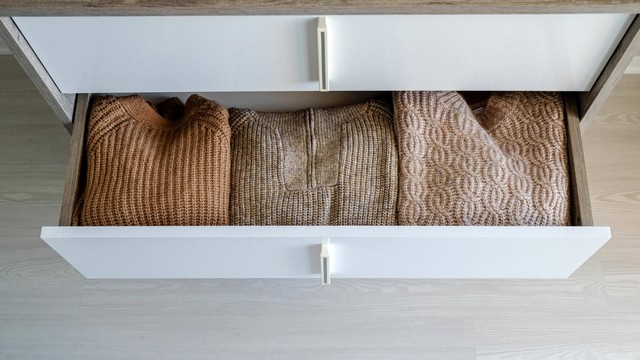Ilustrasi menyimpan pakaian di lemari. Foto: evrymmnt/Shutterstock