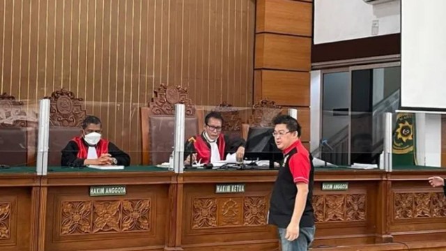 Terdakwa sekaligus Pengacara LQ Indonesia Lawfirm, Alvin Lim saat mengikuti sidang terkait dugaan pemalsuan, penipuan, dan/atau penggelapan di Pengadilan Negeri Jakarta Selatan, Rabu (29/6/2022). Foto: Taufik Ridwan/ANTARA