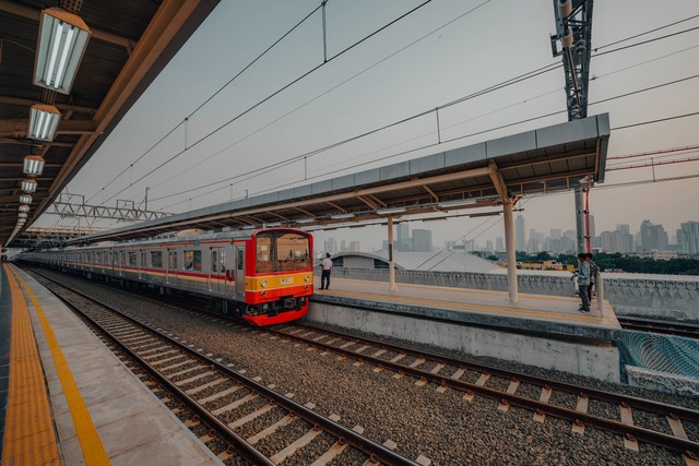 Cara ke Gandaria City Naik KRL, Foto: Unsplash/Mahendra Putra