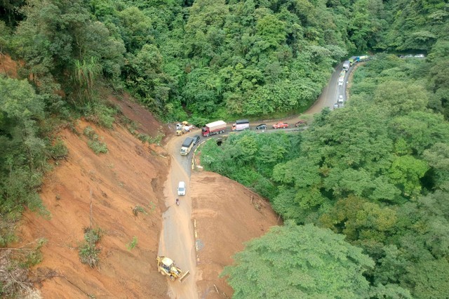 Foto udara kendaraan mengantre saat pembersihan material longsor di ruas jalan kawasan Sitinjau Lauik, Padang, Sumatera Barat, Kamis (1/9/2022).  Foto: Iggoy el Fitra/ANTARA FOTO