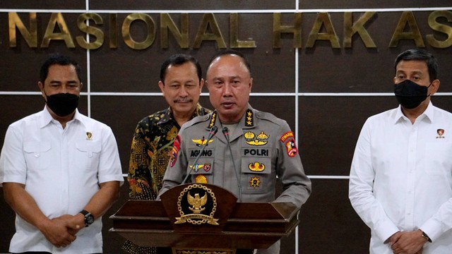 Komjen Agung Budi Maryoto memberikan keterangan usai menerima hasil pemantauan dan penyelidikan peristiwa penembakan Brigadir Yosua di Komnas HAM, Jakarta, Kamis (1/9/2022). Foto: Jamal Ramadhan/kumparan