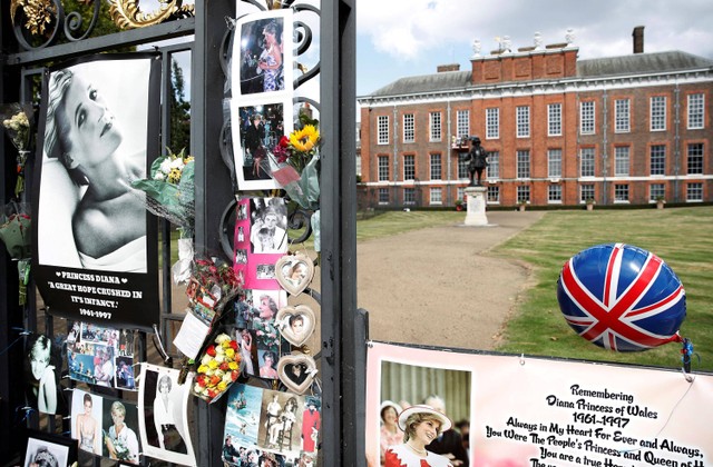 Penghormatan kepada Putri Diana, pada peringatan 25 tahun kematiannya, terlihat di luar Istana Kensington, di London, Inggris. Foto: Peter Nicholls/REUTERS