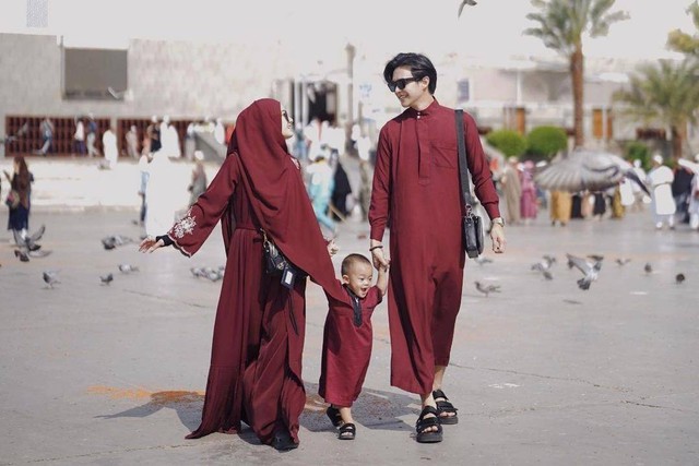 Dinda Hauw dan Rey Mbayang Umrah bersama Anak. Foto: Instagram/@rey_mbayang