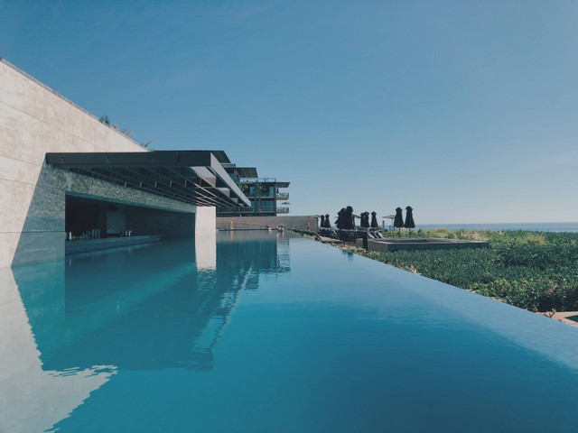 Hotel dengan Infinity Pool di Jakarta, Foto ini hanya ilustrasi dan bukan tempat sebenarnya. Sumber: Unsplash/Alex Korolkoff