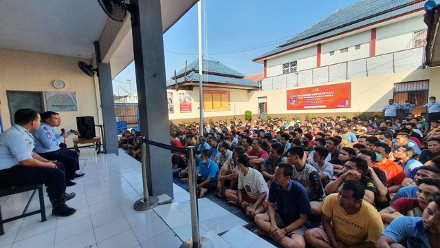 Sosialisasi Kebersihan Kamar Hunian Oleh Karutan Gresik. Foto : Dok. Humas Rutan Gresik