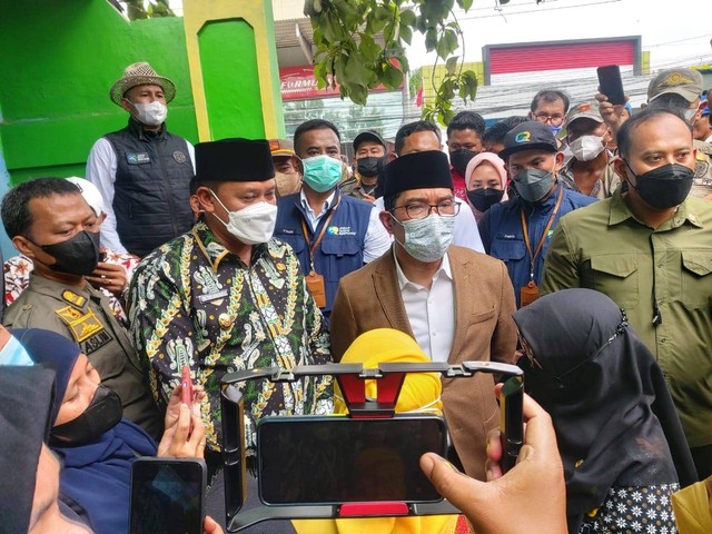 Gubernur Jawa Barat Ridwan Kamil menjawab pertanyaan wartawan saat mengunjungi lokasi kecelakaan kontainer maut di depan SDN Kota Baru II dan III Kranji Bekasi. Foto: Dok. Istimewa