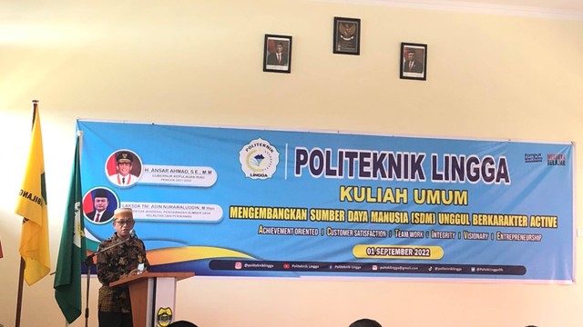 Ketua Yayasan Kemajuan Lingga Terbilang, Alias Wello, menyampaikan sambutan dalam kuliah umum perdana di Politeknik Lingga. Foto: Asrul Zeni/kepripedia.com