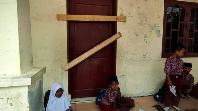Siwa SD di Deli Serdang terpaksa belajar di teras sekolah karena ruangannya disegel. Foto: Dok. Istimewa