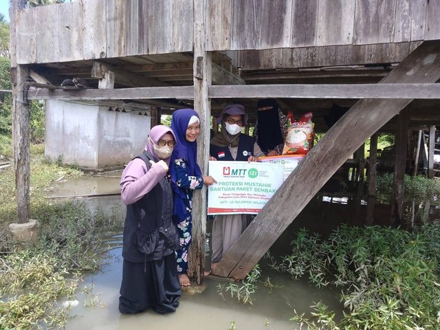 Tak Tersentuh Bantuan, IZI Sulsel-MTT Bantu Warga Terdampak Banjir Masamba