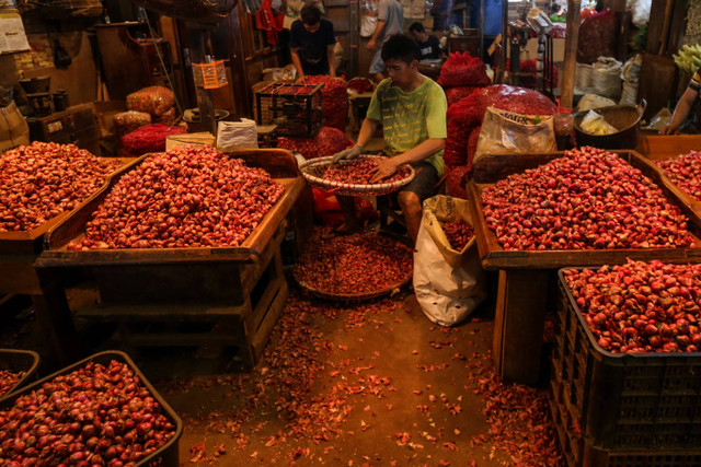 Pedagang menata bawang merah di Pasar Induk, Kramat Jati, Jakarta, Kamis (1/9/2022). Foto: Asprilla Dwi Adha/Antara Foto