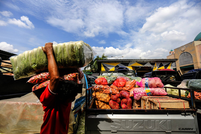 Pedagang mengangkat dagangannya di Pasar Induk, Kramat Jati, Jakarta, Kamis (1/9/2022). Foto: Asprilla Dwi Adha/Antara Foto