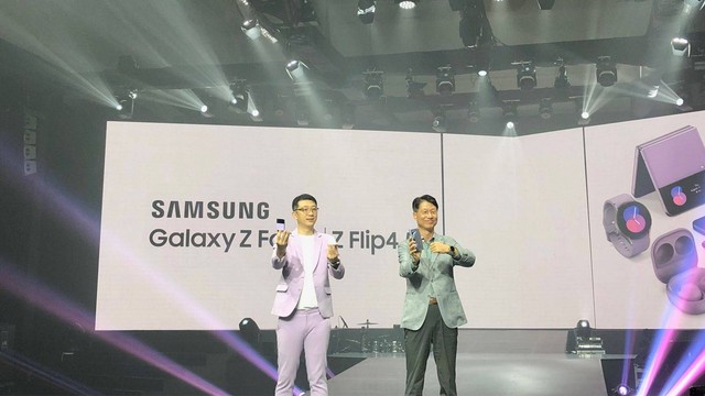 Local Launch Galaxy Z Flip 4 dan Fold 4. Dari kiri ke kanan: Lo Khing Seng, Head of MX Business Samsung Electronics Indonesia dan Simon Lee, President Samsung Electronics Indonesia. Foto: Farren Sahertian/kumparan