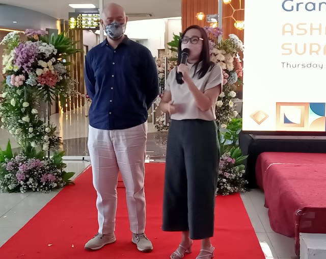 Chef Ken bersama sang istri, disela grand opening Asha IVF RS PHC Surabaya, Kamis (1/9). Foto: Masruroh/Basra