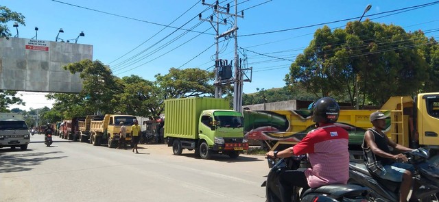 Tampak antrian panjang truk yang mengantri untuk membeli BBM subsidi jenis solar di SPBU Jalan Baru, Kota Sorong, Kamis (1/9), foto: Yanti/BalleoNEWS