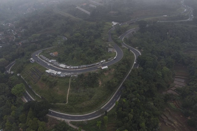 Foto udara jalur selatan Lingkar Gentong di Kadipaten, Kabupaten Tasikmalaya, Jawa Barat, Kamis (1/9/2022). Keberadaan Tol Getaci akan memangkas lintasan jalan ini. Foto: Adeng Bustomi/Antara