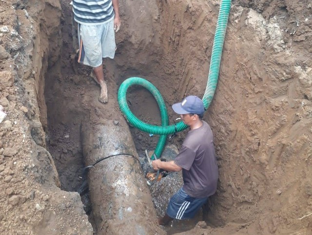 Proses perbaikan pipa air di Pulungdowo. Foto: Perumda Tugu Tirta Kota Malang