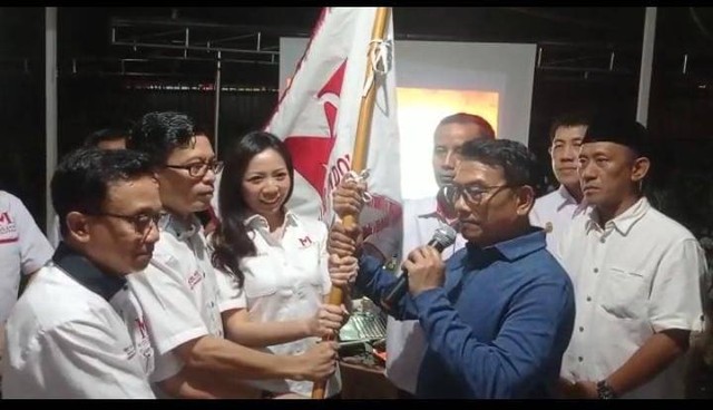 Foto: Moeldoko Menyerahkan Pataka Mandat Rakyat Kepada Pengurus DPP Moeldoko Center, Menteng, Jakarta Pusat, (31/08) 