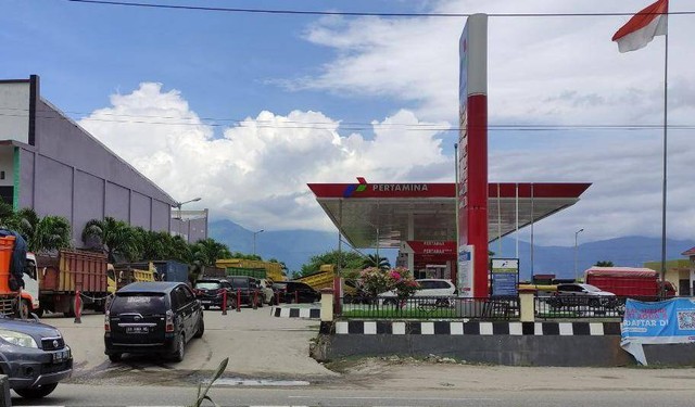 Suasana pertamina di jalan Soekarno Hatta, Pagi, 1 September 2022. Foto: M. Qadri Anwar/PaluPoso