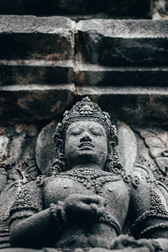 Ilustrasi Pengertian dan Perbedaan Jenis Patung Arca Hindu dan Buddha. (Foto: Madebynoval | Unsplash.com)