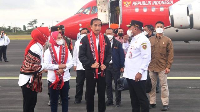 Presiden Joko Widodo dan Ibu Iriana Joko Widodo tiba di Bandar Udara Mathilda Batlayeri, Kabupaten Kepulauan Tanimbar, Provinsi Maluku pada Kamis (1/9/2022). Foto: Biro Pers Sekretariat Presiden