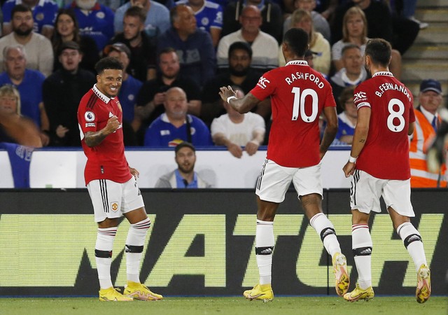 Pemain Manchester United Jadon Sancho melakukan selebrasi usai mencetak gol pertama mereka dengan Marcus Rashford dan Bruno Fernandes saat pertandingan di King Power Stadium, Leicester, Inggris. Foto: Craig Brough/Reuters