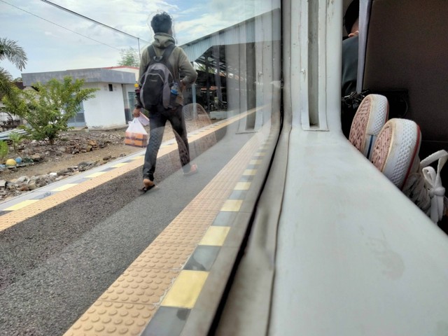 Ilustrasi: Seorang mahasiswa baru saja turun dari kereta api untuk pulang kampung (foto: dok. pribadi)