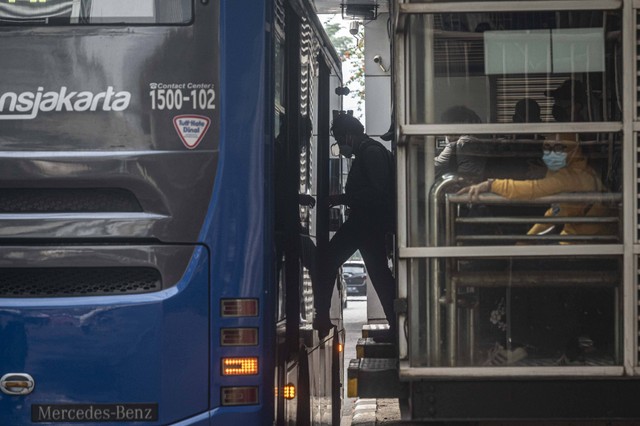 Warga masuk ke dalam bus Transjakarta di Halte Transjakarta Kuningan Barat, Jakarta, Kamis (1/9/2022). Foto: aprilio Akbar/Antara Foto