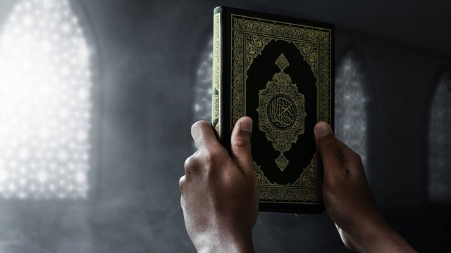 Ilustrasi Al-quran. Foto: FOTOKITA/Shutterstock.